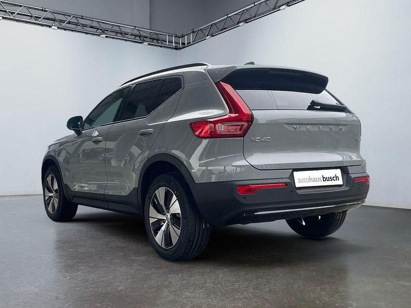 Neu Volvo XC40 Plus 163 PS (119 kW) 2025 Grau SUV