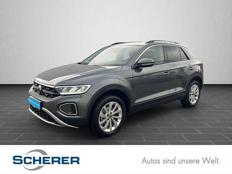 Indiumgrau metallic (metallic) Gebraucht 2025 VW T-Roc Life SUV | 27.900 € (Superpreis) - Bild 1/4