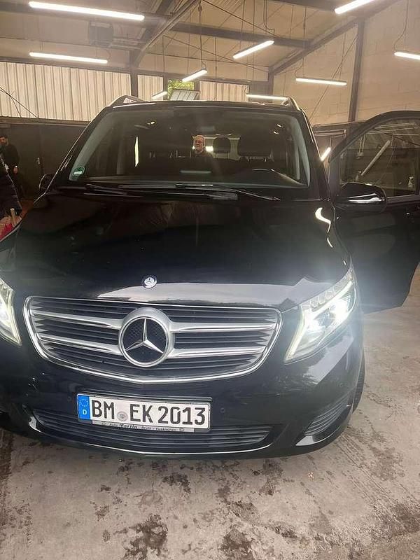 Schwarz Gebraucht 2017 Mercedes V220 Edition Van / Kleinbus | 32.000 € (Fairer Preis) - Bild 1/4