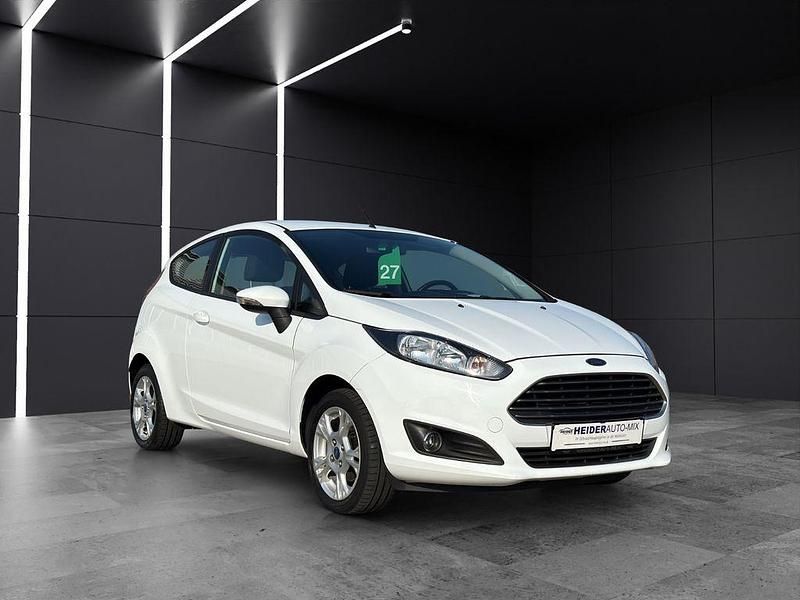 Gebraucht Ford Fiesta Trend 101 PS (74 kW) 2015 Weiß Kleinwagen