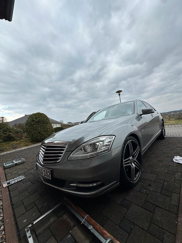 Grau Gebraucht 2010 Mercedes S350 Limousine | 17.900 € (Fairer Preis) - Bild 1/4
