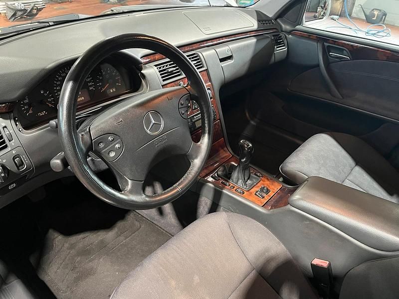 Gebraucht 2001 Mercedes E200 Limousine | 2.599 € - Bild 1/4