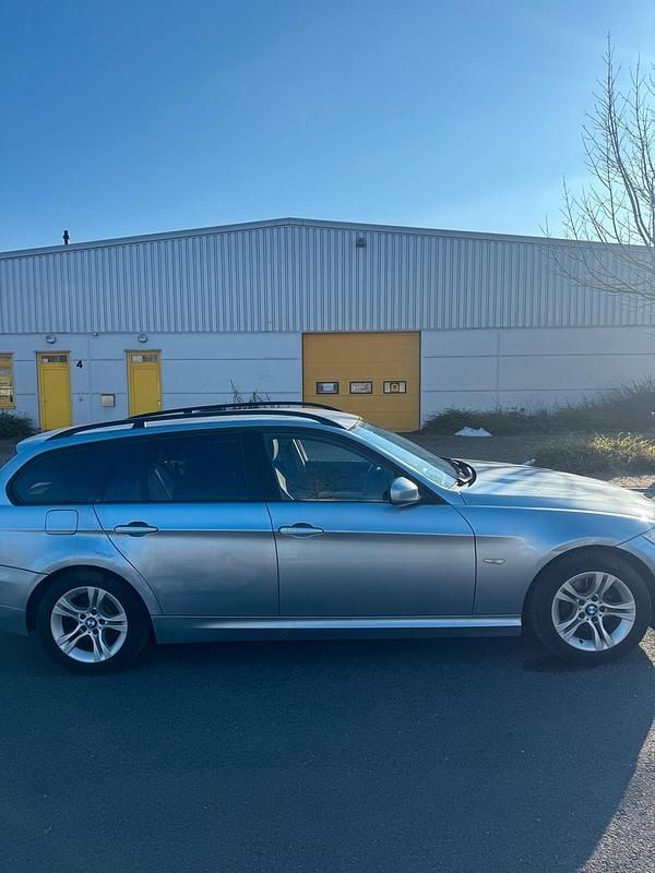 Gebraucht BMW 318 143 PS (105 kW) 2009 Blau Kombi