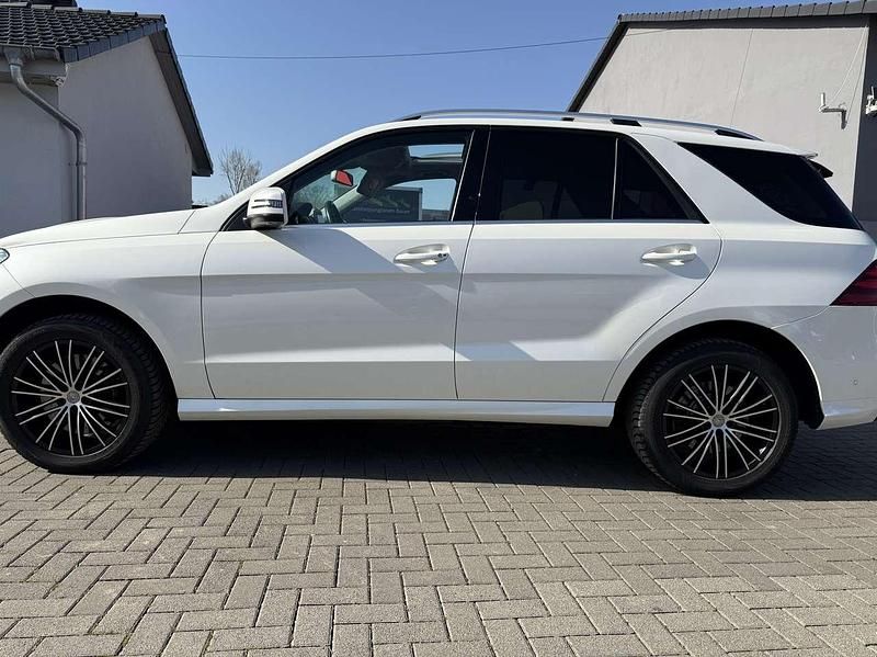 Gebraucht Mercedes GLE400 333 PS (244 kW) 2017 Diamantweiss  metalliclack SUV