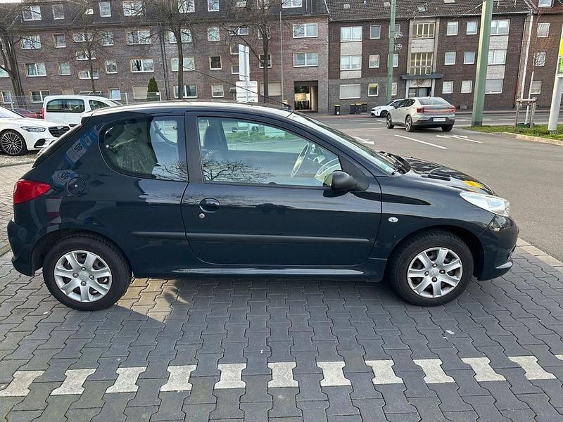 Gebraucht Peugeot 206+ Basis 60 PS (44 kW) 2011 Grau Kleinwagen