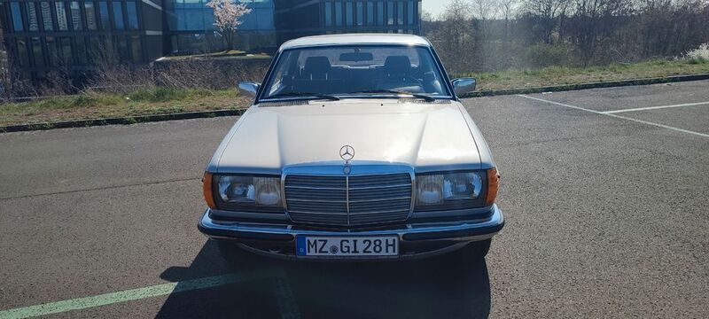 Silber Gebraucht 1983 Mercedes 230 Coupé | 8.500 € - Bild 1/4