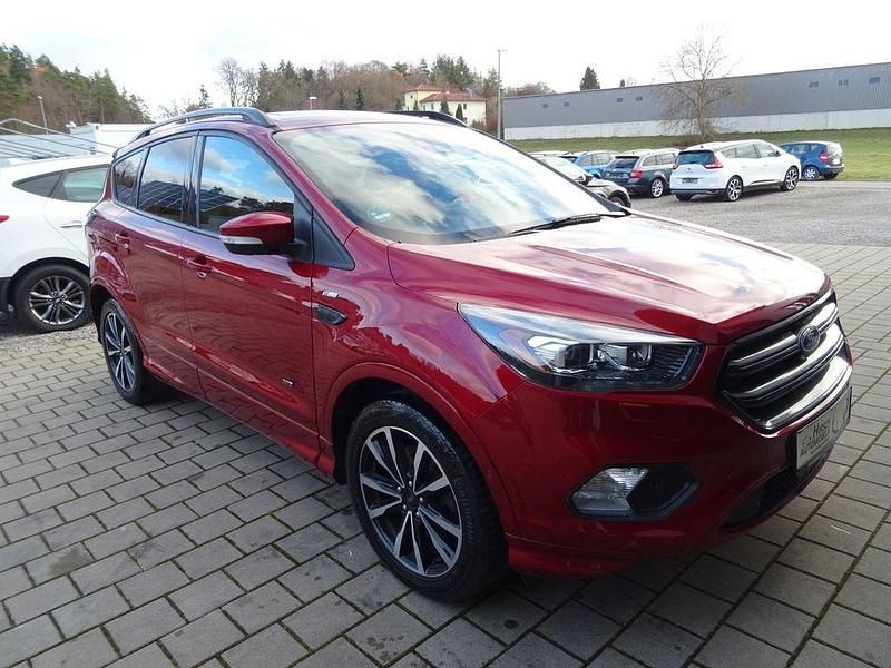 Rot Gebraucht 2017 Ford Kuga ST-Line SUV | 19.490 € (Teuer) - Bild 1/4