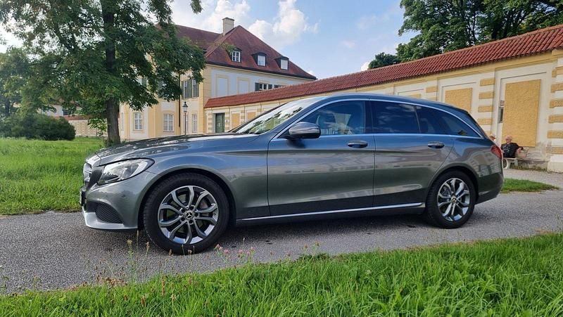 Grau Gebraucht 2018 Mercedes C250 Kombi | 19.400 € (Fairer Preis) - Bild 1/4