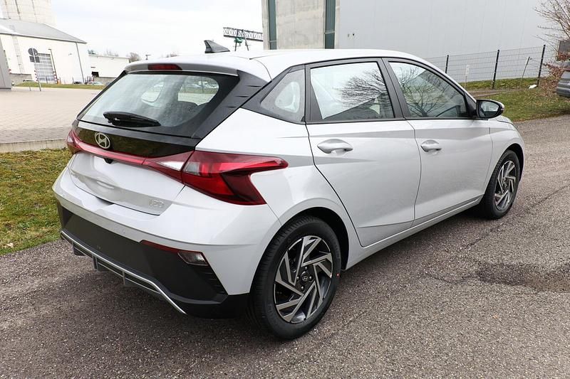 Neu Hyundai i20 Select 90 PS (66 kW) 2026 Grau metallic Kleinwagen