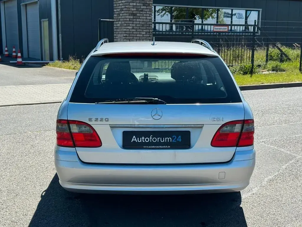 Gebraucht Mercedes E220 170 PS (125 kW) 2006 Iridiumsilber Kombi