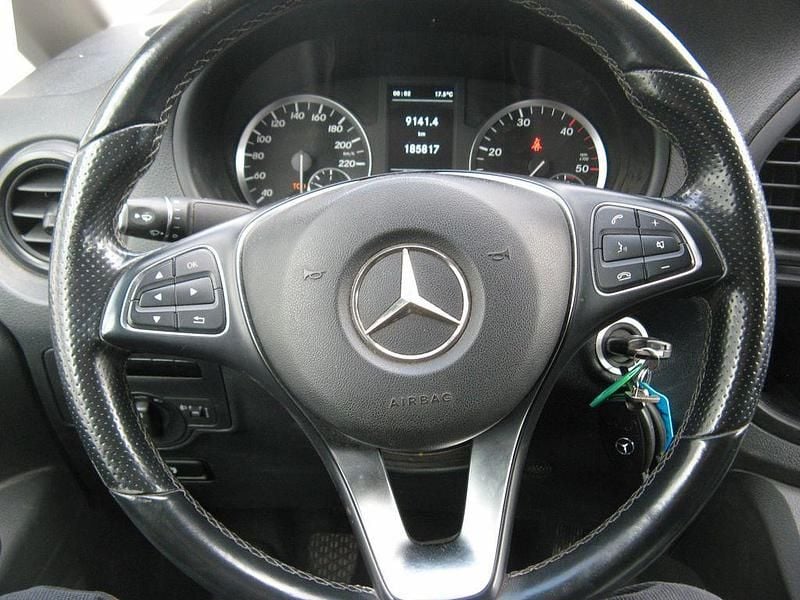Blau Gebraucht 2016 Mercedes Vito Van / Kleinbus | 11.781 € (Superpreis) - Bild 1/4