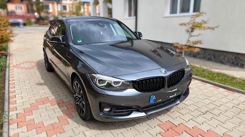 Grau Gebraucht 2019 BMW 320 Gran Turismo Sport Line Limousine | 15.375 € (Fairer Preis) - Bild 1/4