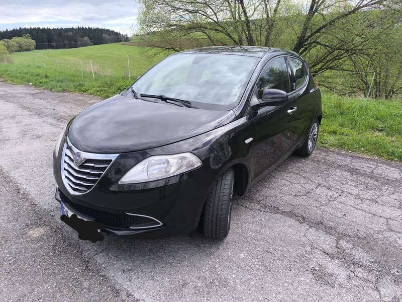 Schwarz Gebraucht 2012 Lancia Ypsilon Gold Kleinwagen | 3.490 € (Guter Preis) - Bild 1/4