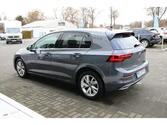 Gebraucht VW Golf VIII Style 150 PS (110 kW) 2022 Delfingrau metallic Limousine