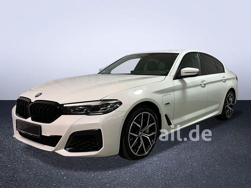 Alpinweiss iii Gebraucht 2022 BMW 545e M Sport Limousine | 40.899 € (Fairer Preis) - Bild 1/4