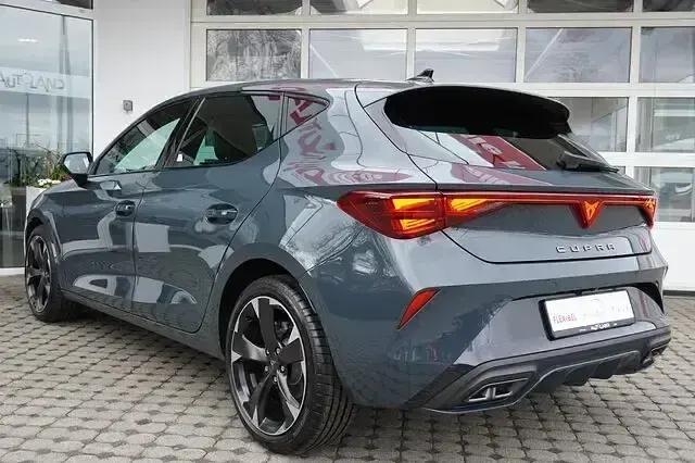 Nowe Cupra Leon 150 KM (110 kW) 2026 Niebieski Sedan/Limuzyna