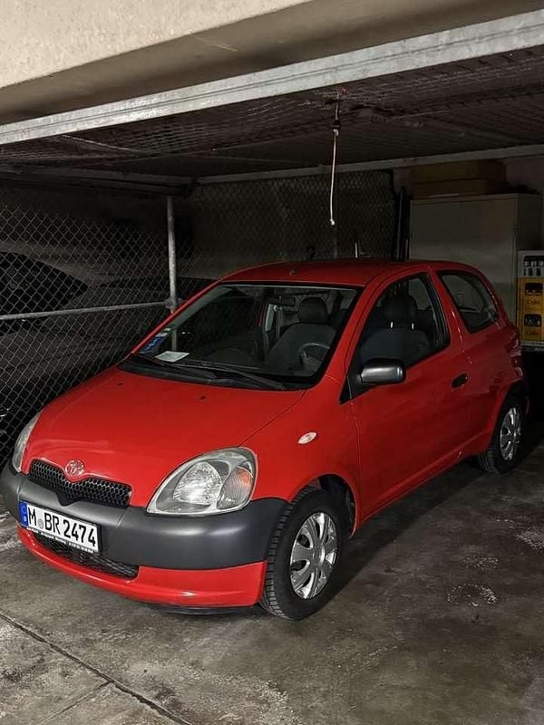 Rot Gebraucht 2001 Toyota Yaris Eco Limousine | 1.750 € (Etwas zu teuer) - Bild 1/4