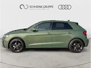 Neu Audi A1 150 PS (110 kW) 2026 Grün (distriktgrün metallic) SUV