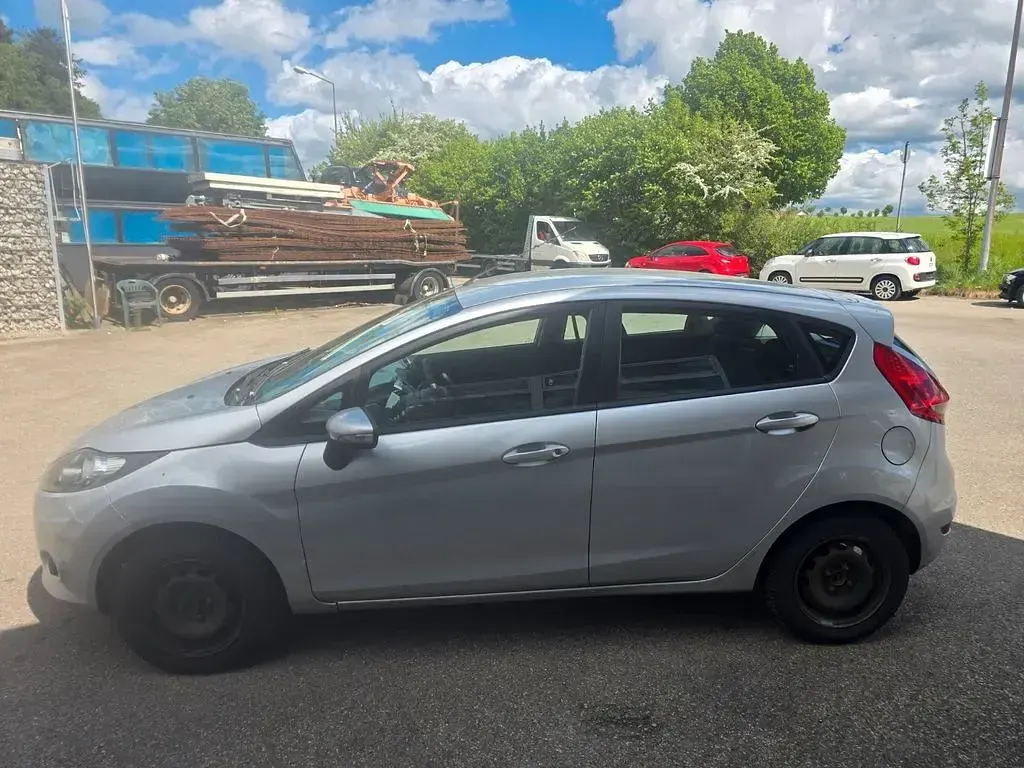 Second-hand Ford Fiesta Trend 82 CP (60 kW) 2010 Argintiu Berlinǎ
