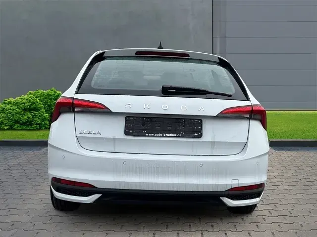 Neu Skoda Scala Essence 116 PS (85 kW) 2025 Weiss Kleinwagen