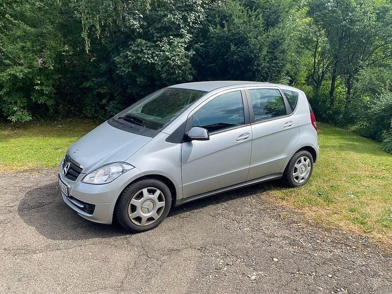 Silber Gebraucht 2010 Mercedes A180 Elegance Van / Kleinbus | 7.900 € (Fairer Preis) - Bild 1/4