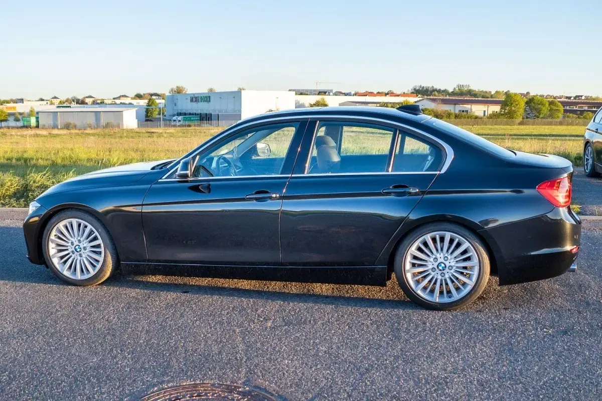 Second-hand BMW 320 Luxury Line 184 CP (135 kW) 2012 Negru Berlinǎ