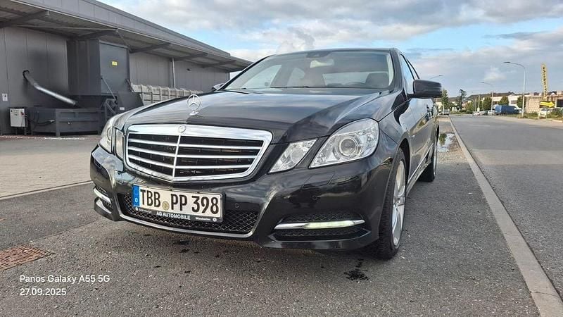 Schwarz Gebraucht 2012 Mercedes E300 Avantgarde Limousine | 11.499 € (Guter Preis) - Bild 1/4