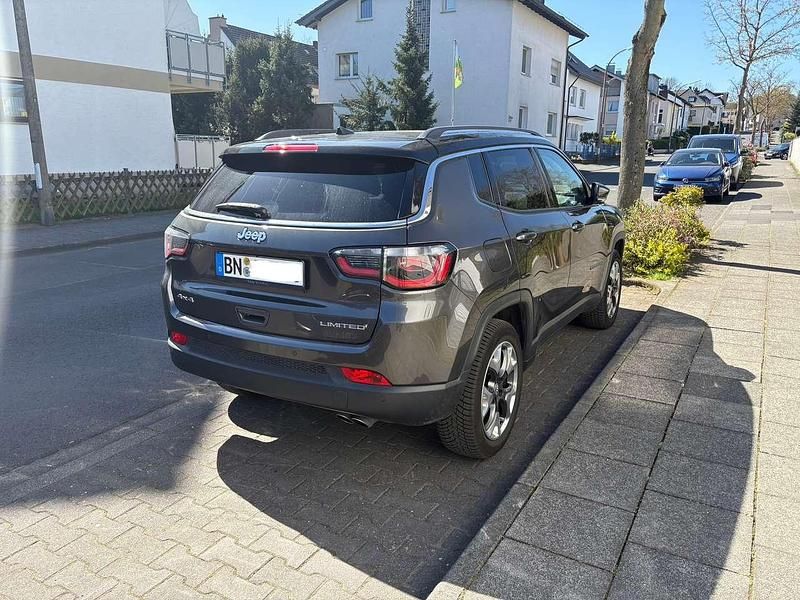 Grau Gebraucht 2017 Jeep Compass Limited SUV | 17.999 € (Fairer Preis) - Bild 1/4