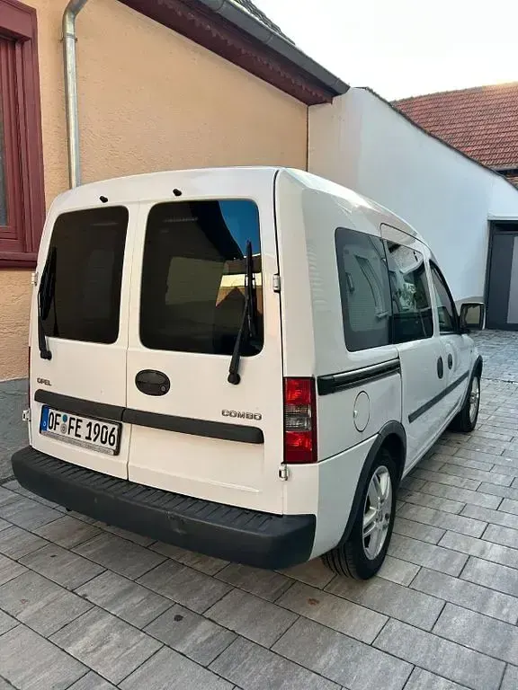 Używany Opel Combo 90 KM (66 kW) 2010 Minivan
