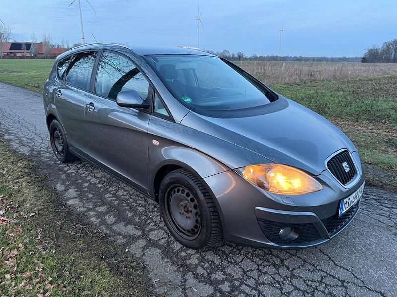 Silber Gebraucht 2012 Seat Altea XL Ecomotive Van / Kleinbus | 4.950 € (Fairer Preis) - Bild 1/4