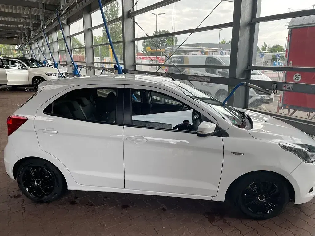 Gebraucht Ford Ka Plus 69 PS (50 kW) 2017 Weiß Kleinwagen
