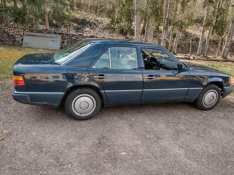 Gebraucht Mercedes E300 180 PS (132 kW) 1989 Blau Limousine
