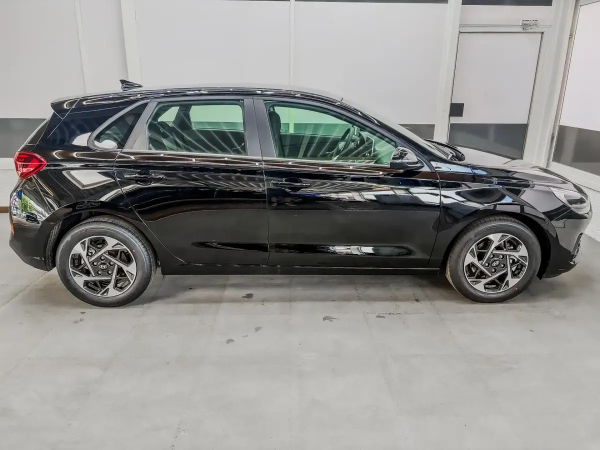 Neu Hyundai i30 Style 115 PS (84 kW) 2025 Abyss black a2b Limousine