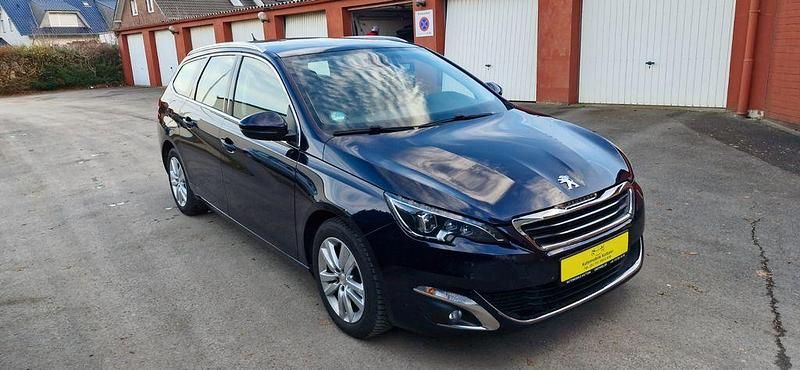 Gebraucht Peugeot 308 SW Allure 120 PS (88 kW) 2016 Blauschwarz Kombi
