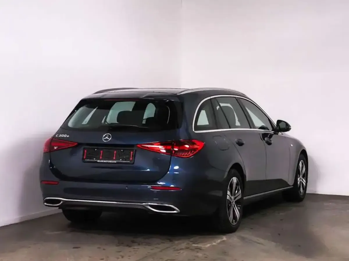 Gebraucht Mercedes C300 204 PS (150 kW) 2025 Metalliclack sodalithblau Kombi