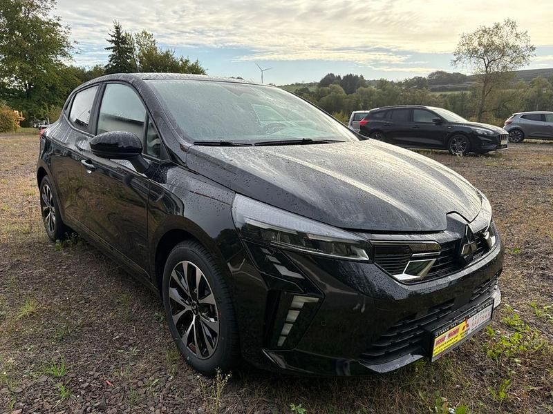 Neu Mitsubishi Colt Plus 91 PS (66 kW) 2025 Schwarz Limousine