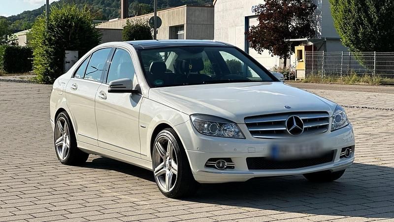 Weiß Gebraucht 2009 Mercedes C220 Avantgarde Limousine | 5.999 € (Fairer Preis) - Bild 1/4