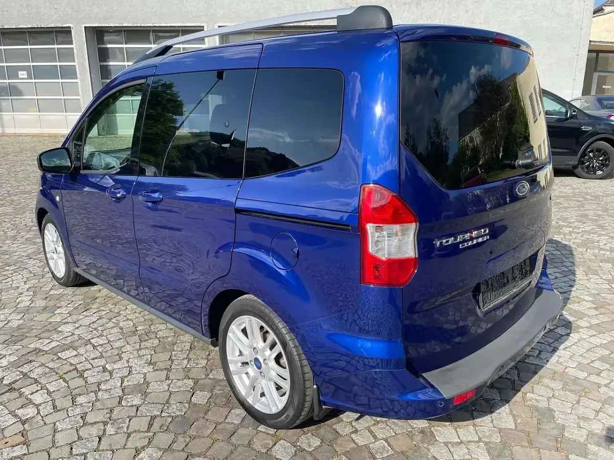 Gebraucht Ford Tourneo Courier Titanium 101 PS (74 kW) 2017 Indicblau metallic Van / Kleinbus