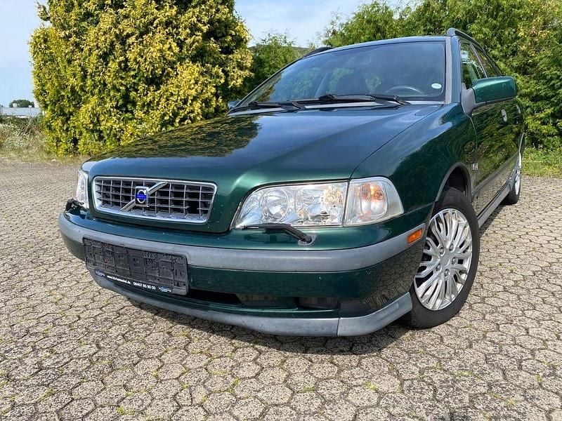Grün Gebraucht 1997 Volvo V40 Kombi | 2.790 € (Fairer Preis) - Bild 1/4