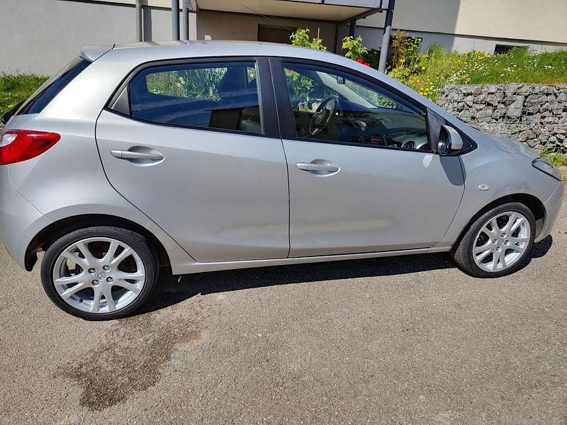 Gebraucht Mazda 2 Inclusive 103 PS (75 kW) 2008 Silber Kleinwagen