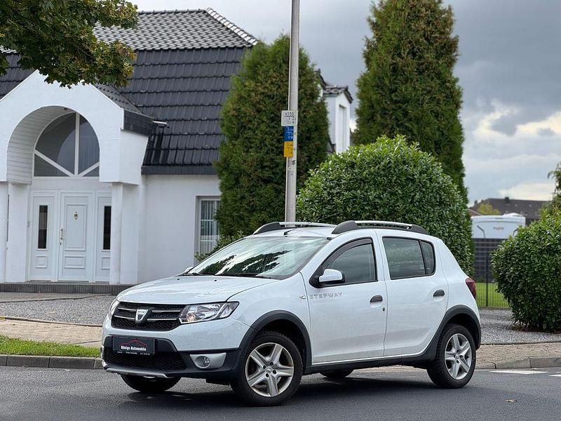 Weiß Gebraucht 2015 Dacia Sandero Prestige Kleinwagen | 7.490 € (Fairer Preis) - Bild 1/4