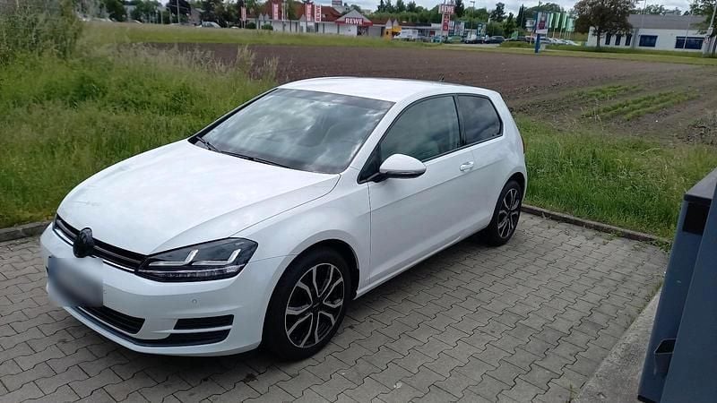 Gebraucht VW Golf VII 110 PS (80 kW) 2016 Weiß Limousine