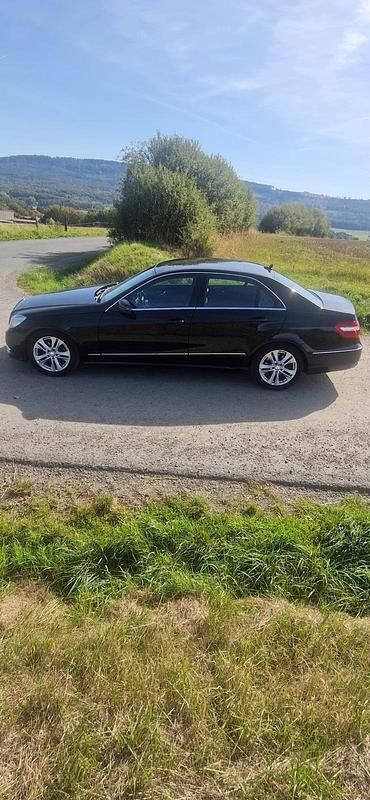 Schwarz Gebraucht 2012 Mercedes E200 Avantgarde Limousine | 6.200 € (Fairer Preis) - Bild 1/4