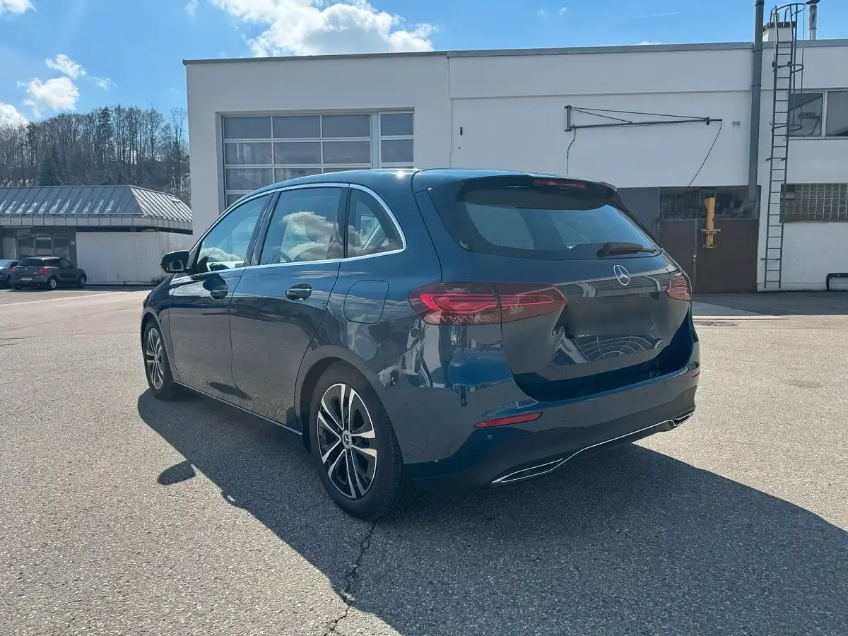 Gebraucht Mercedes B200 Advanced 163 PS (119 kW) 2023 Blau Kleinwagen