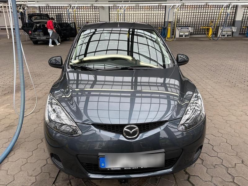 Grau Gebraucht 2008 Mazda 2 Limousine | 3.000 € - Bild 1/4