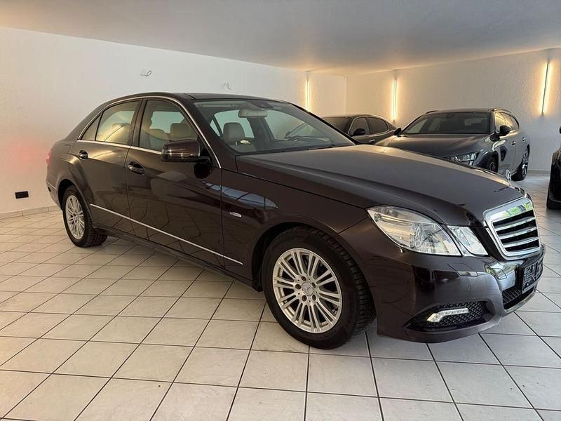 Braun Gebraucht 2009 Mercedes E250 Limousine | 9.990 € (Fairer Preis) - Bild 1/4