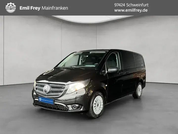 Obsidianschwarz Gebraucht 2023 Mercedes Vito Van / Kleinbus | 44.799 € - Bild 1/4