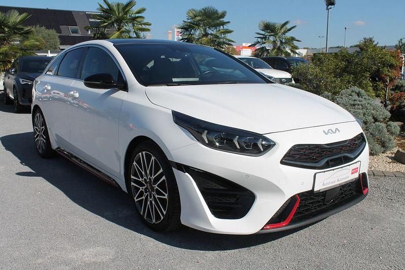 Weiß Gebraucht 2022 Kia ProCeed GT Kleinwagen | 24.990 € (Fairer Preis) - Bild 1/4