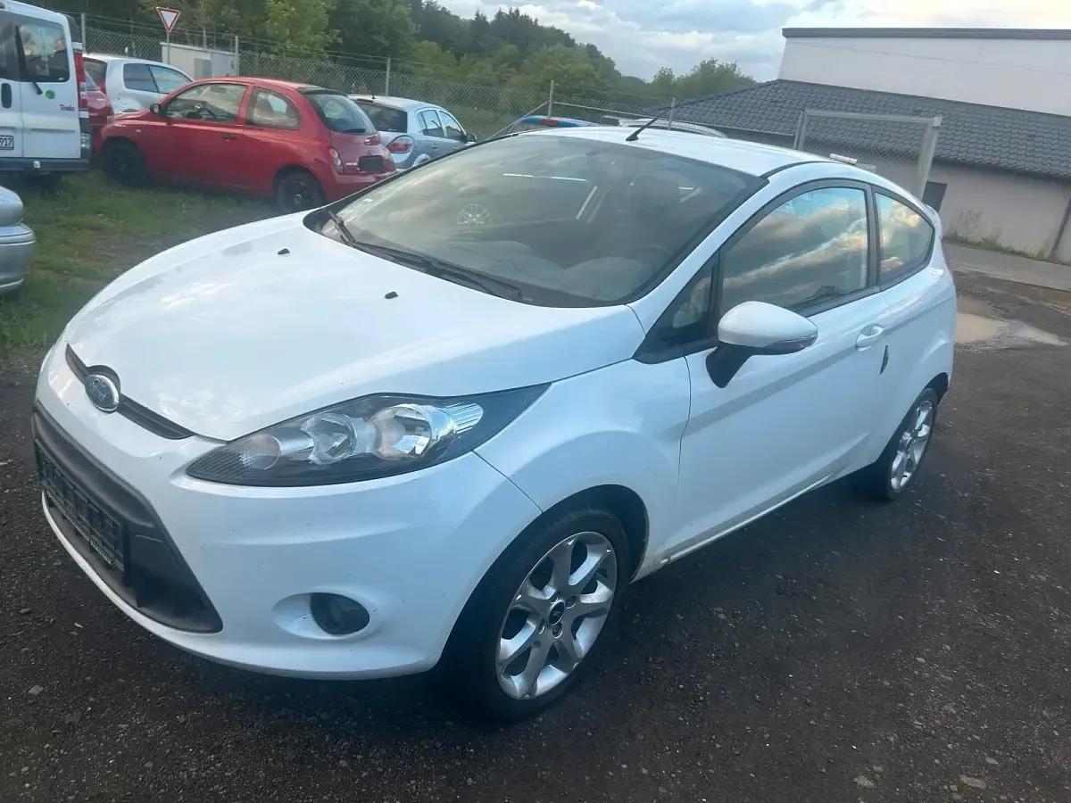 Gebraucht Ford Fiesta 60 PS (44 kW) 2008 Weiß Kleinwagen