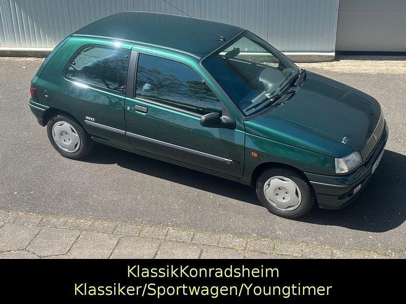 Używany Renault Clio 54 KM (39 kW) 1995 Zielony Hatchback